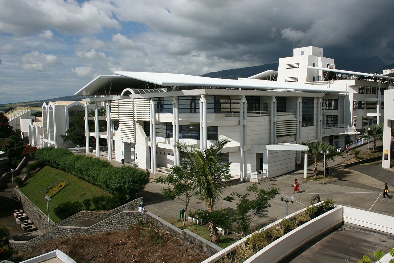 La bibliothèque de la faculté de droit et d'économie de l'université de la Réunion sur le campus du Moufia